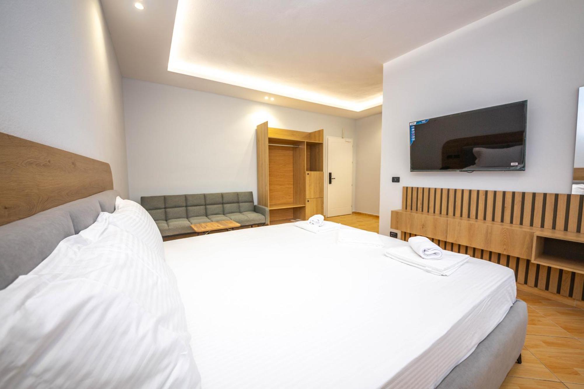 Hotel Sea Breeze Саранда Екстер'єр фото