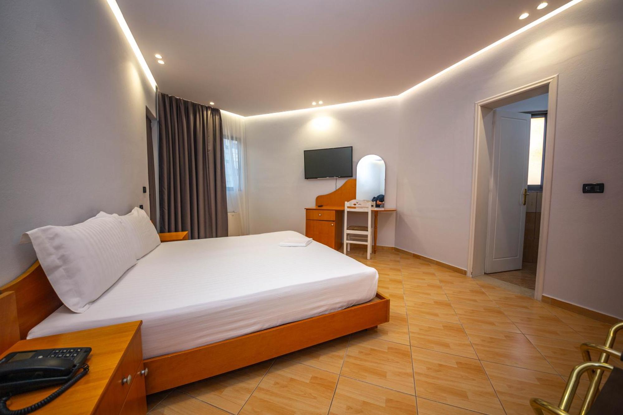 Hotel Sea Breeze Саранда Екстер'єр фото