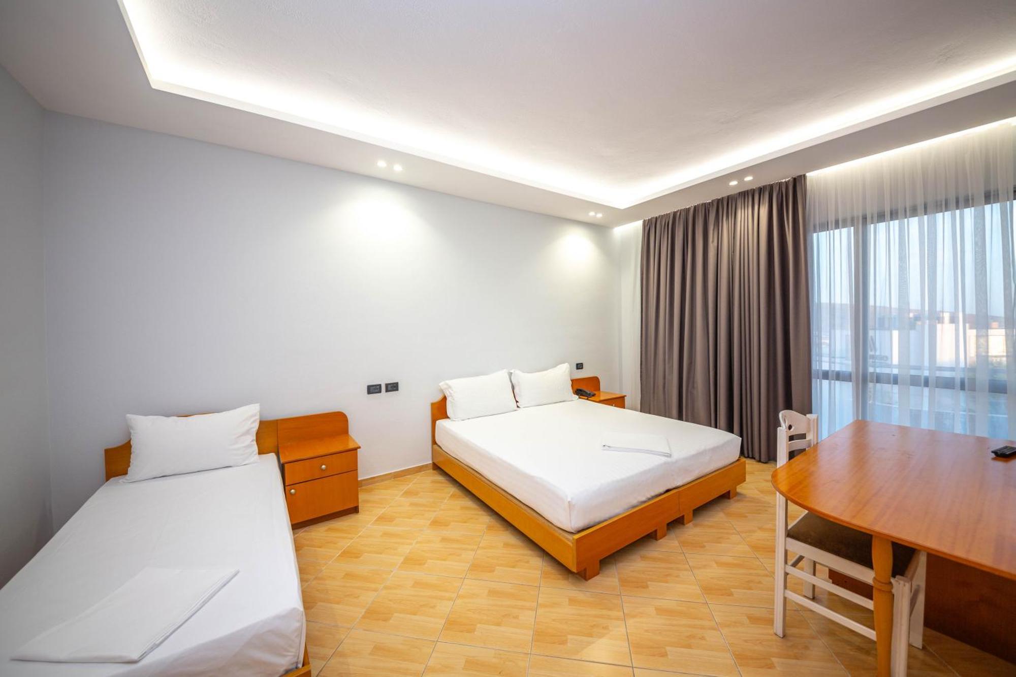 Hotel Sea Breeze Саранда Екстер'єр фото