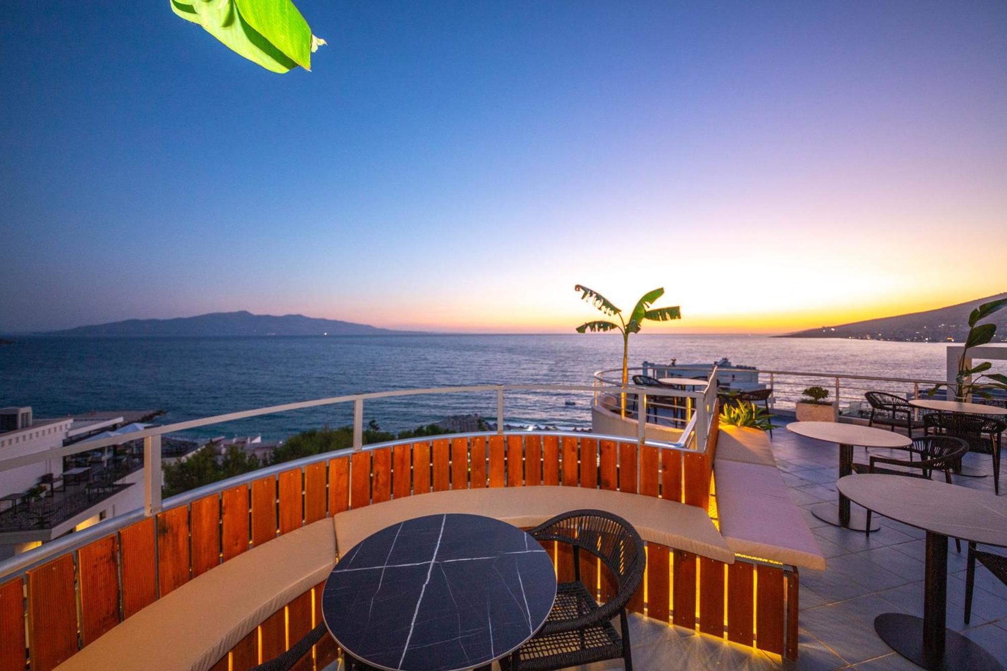 Hotel Sea Breeze Саранда Екстер'єр фото