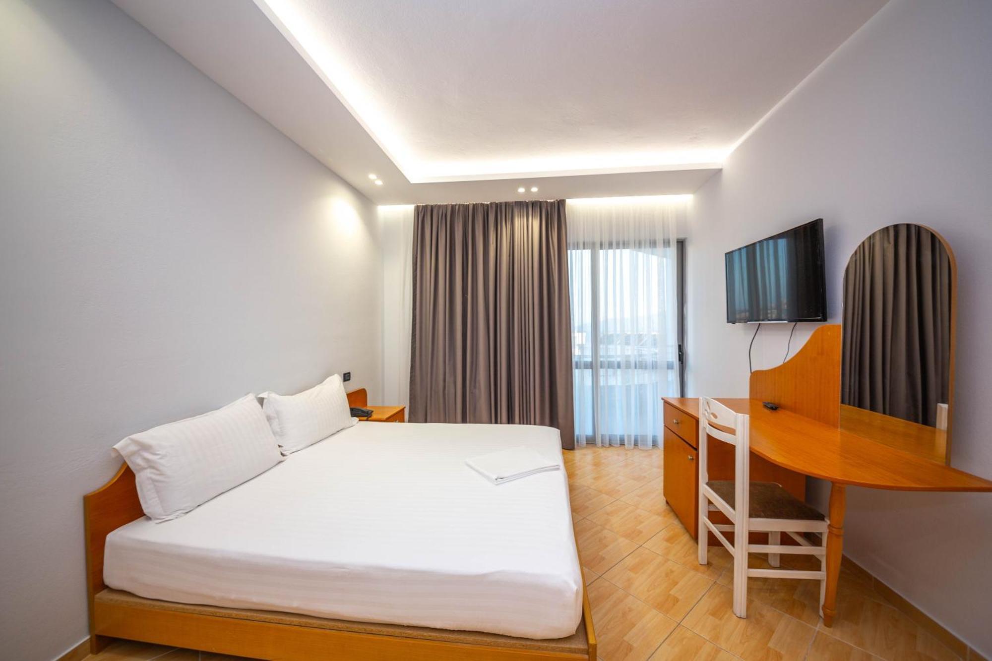 Hotel Sea Breeze Саранда Екстер'єр фото