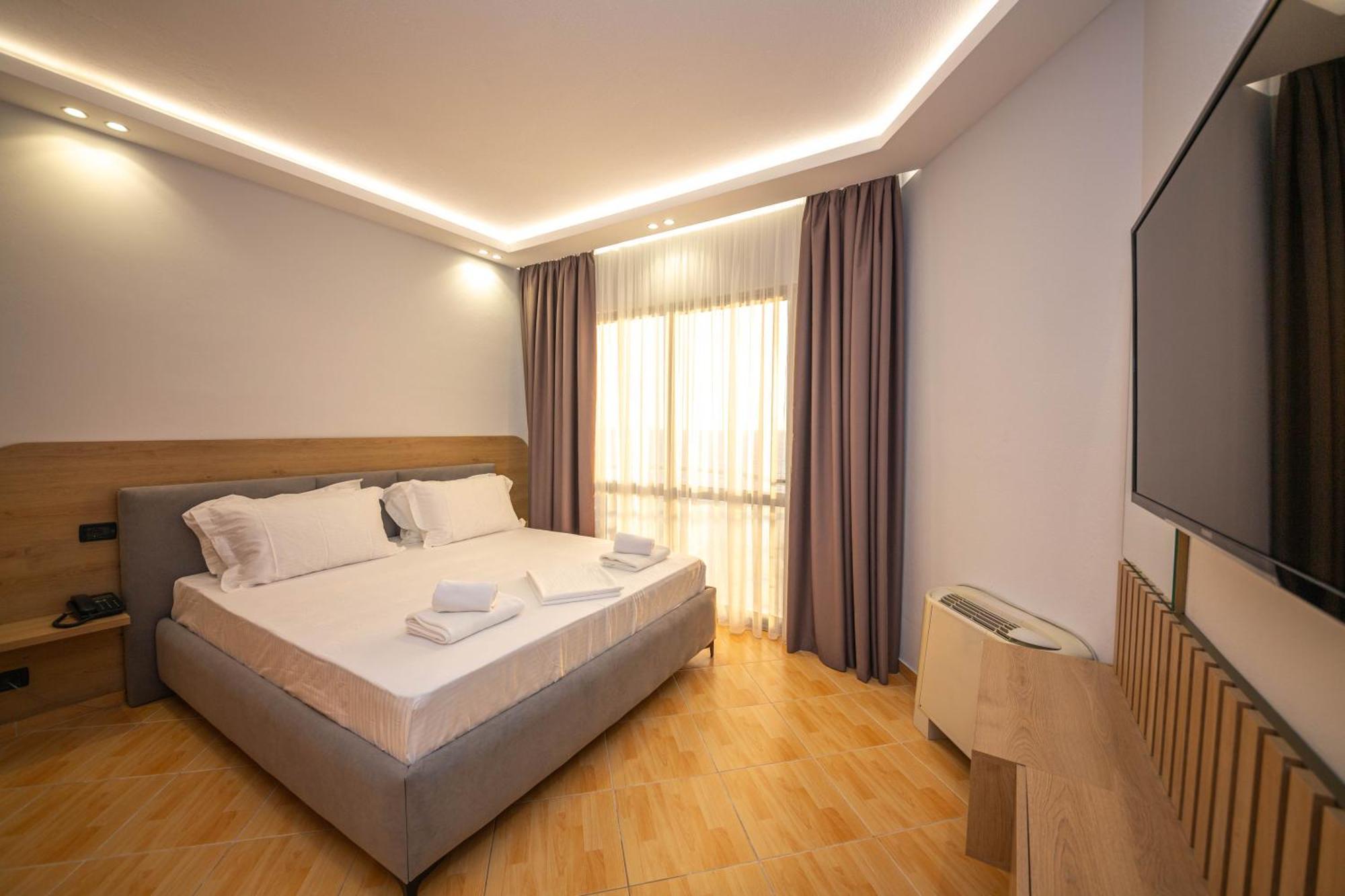 Hotel Sea Breeze Саранда Екстер'єр фото