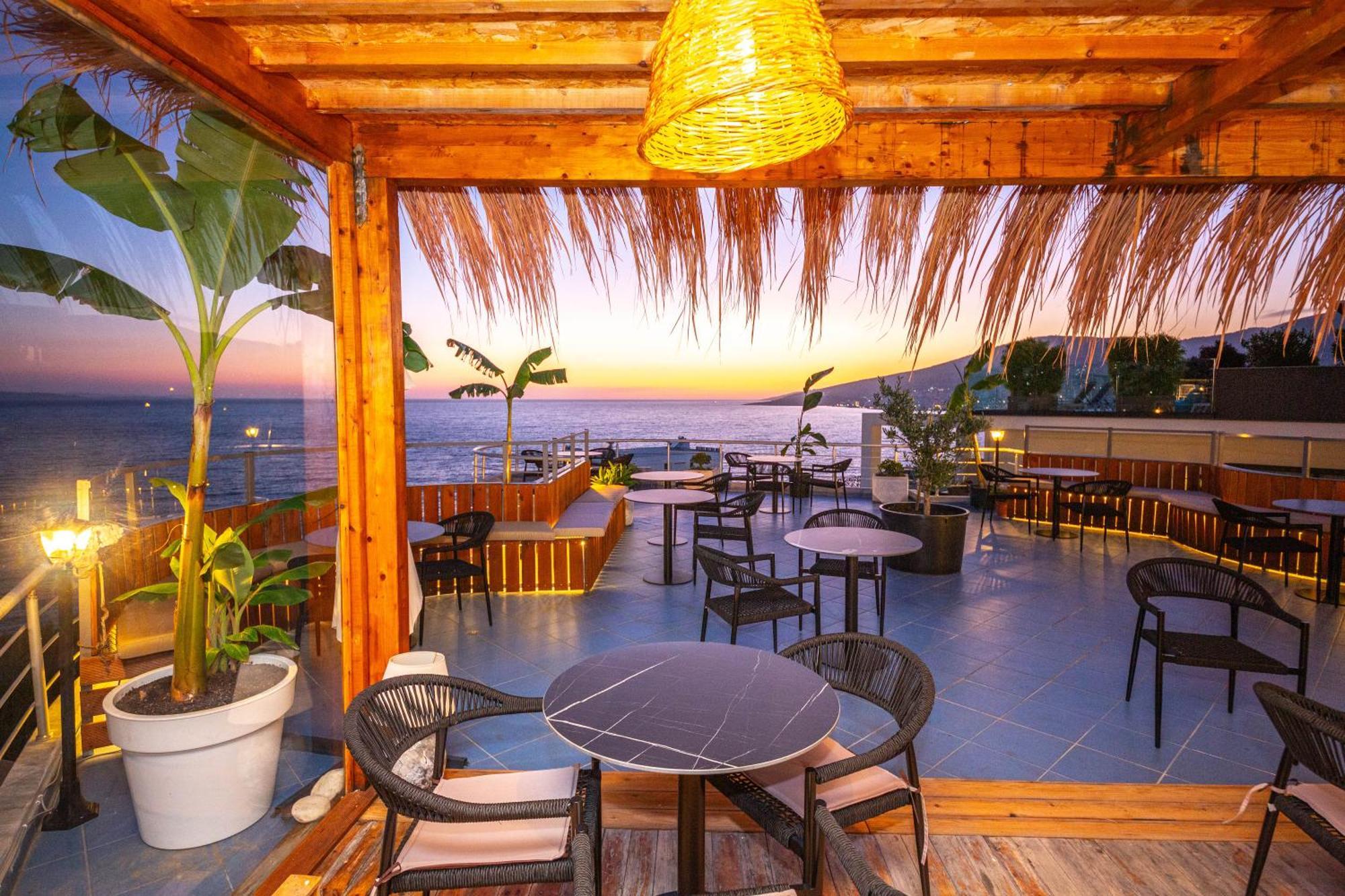 Hotel Sea Breeze Саранда Екстер'єр фото
