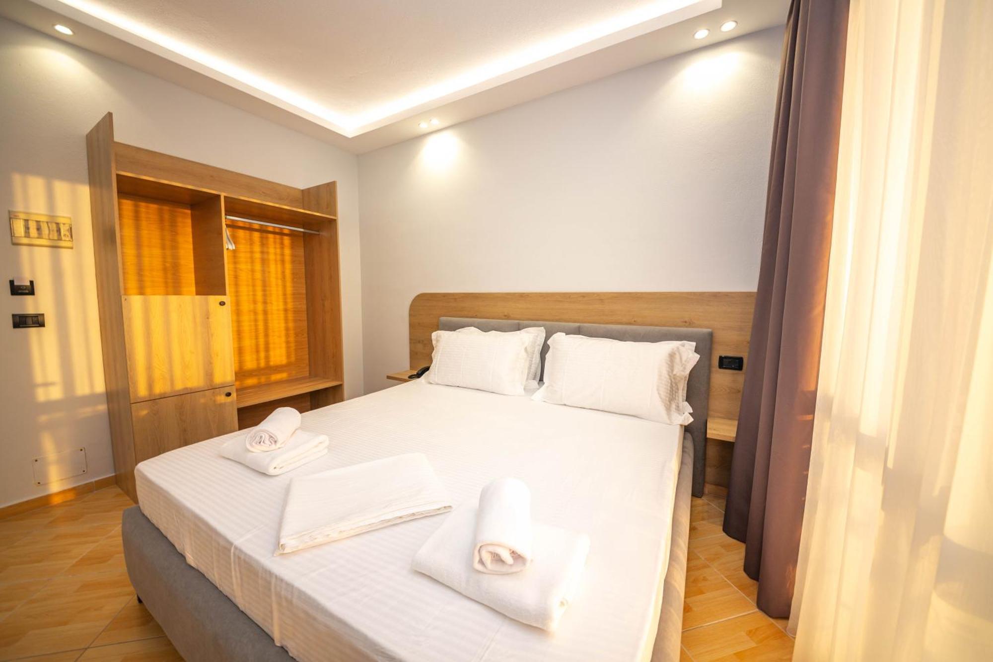 Hotel Sea Breeze Саранда Екстер'єр фото
