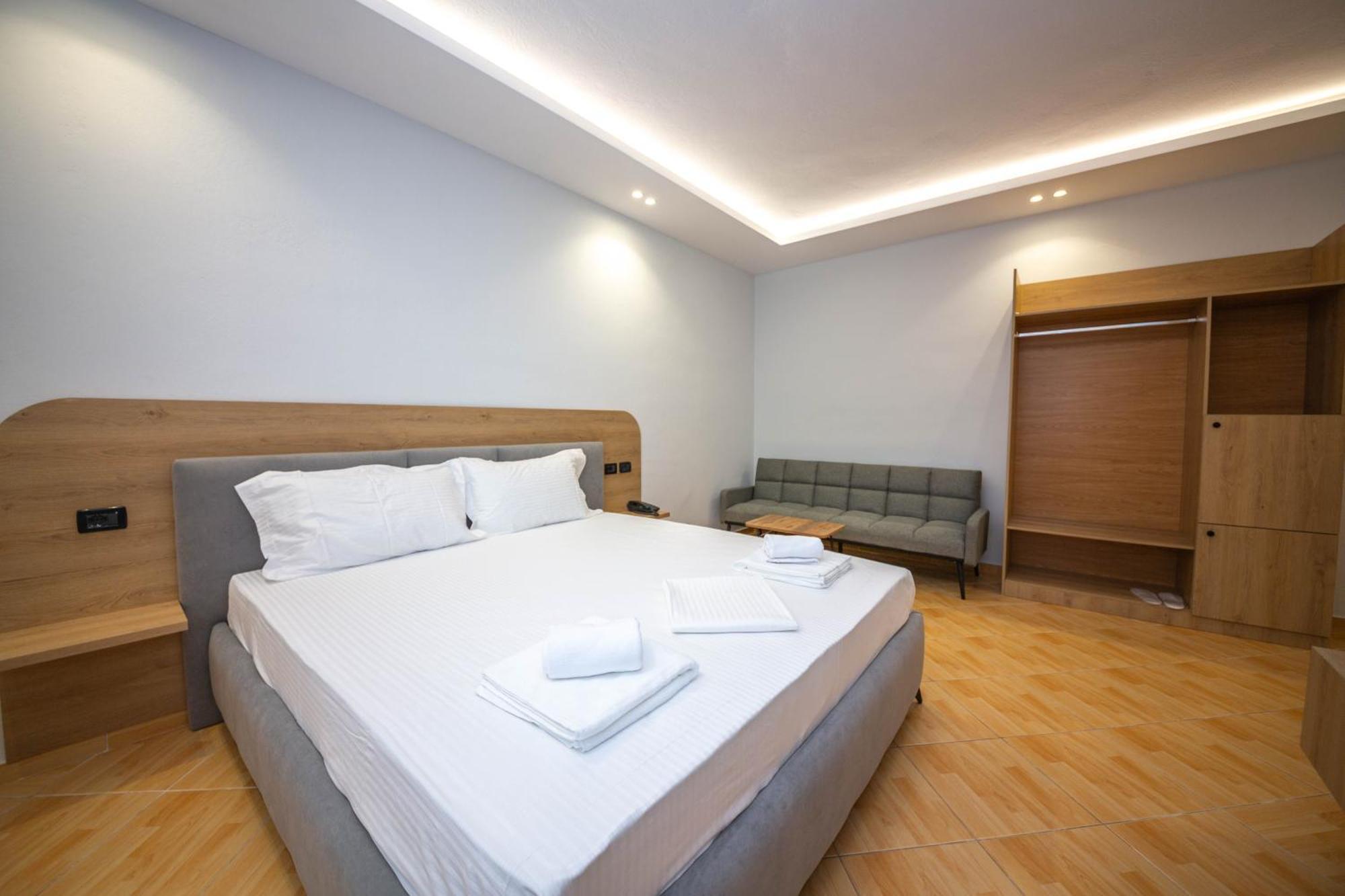 Hotel Sea Breeze Саранда Екстер'єр фото