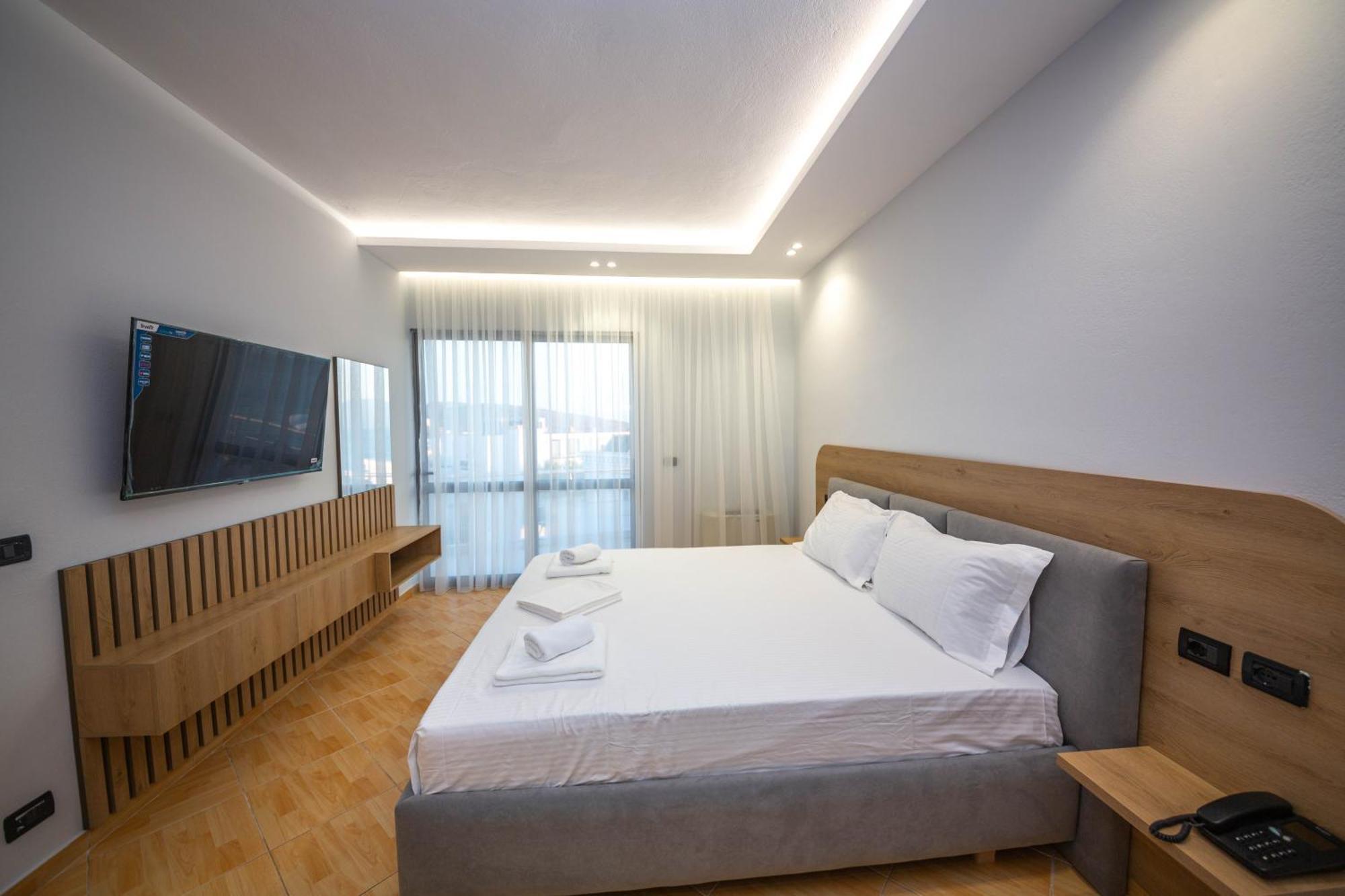 Hotel Sea Breeze Саранда Екстер'єр фото