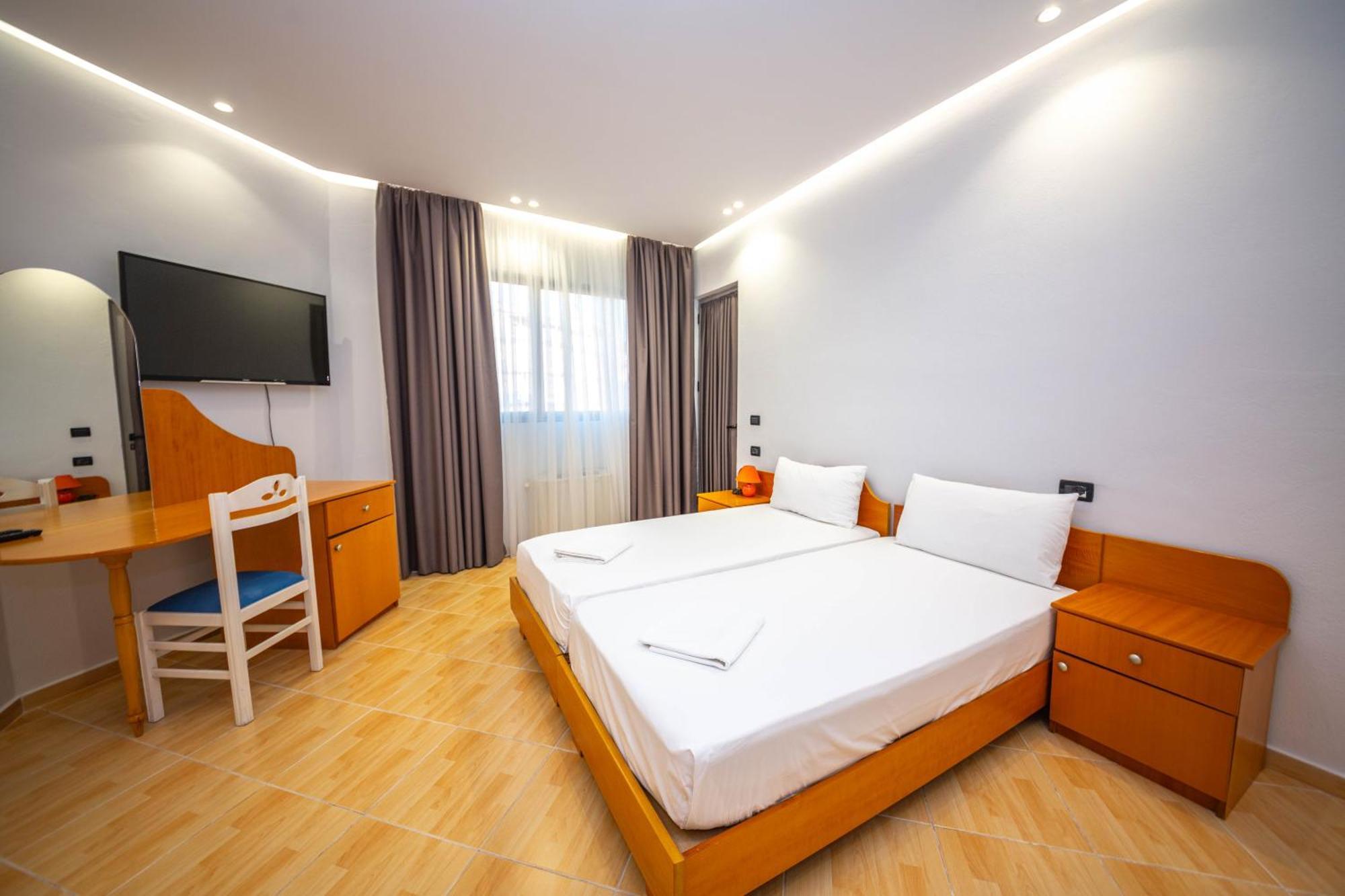 Hotel Sea Breeze Саранда Екстер'єр фото