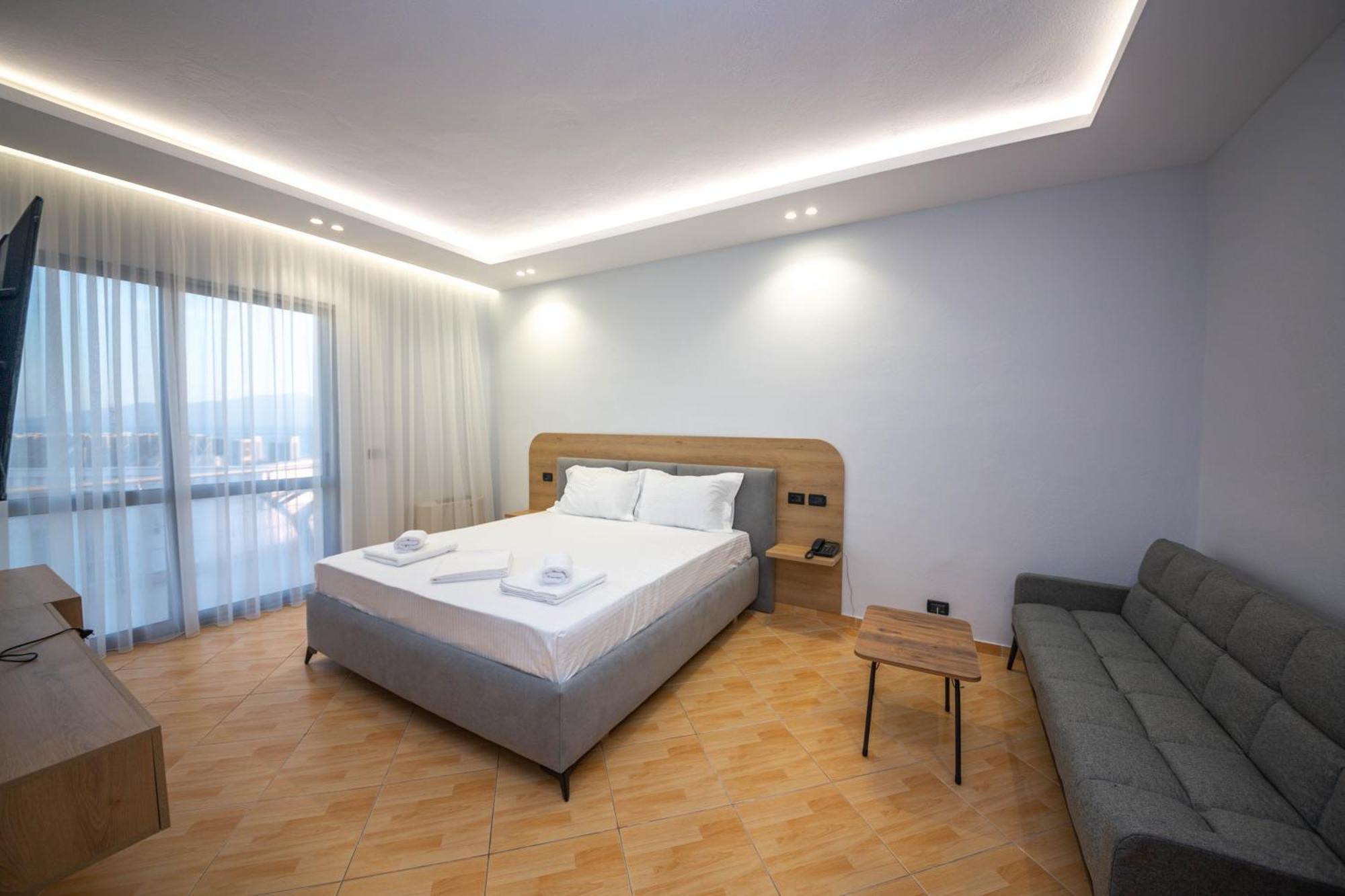 Hotel Sea Breeze Саранда Екстер'єр фото