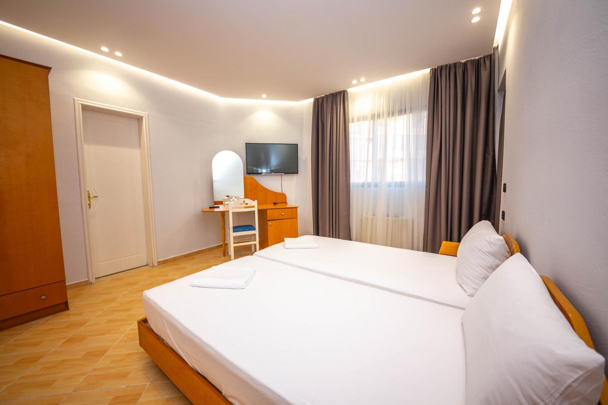 Hotel Sea Breeze Саранда Екстер'єр фото