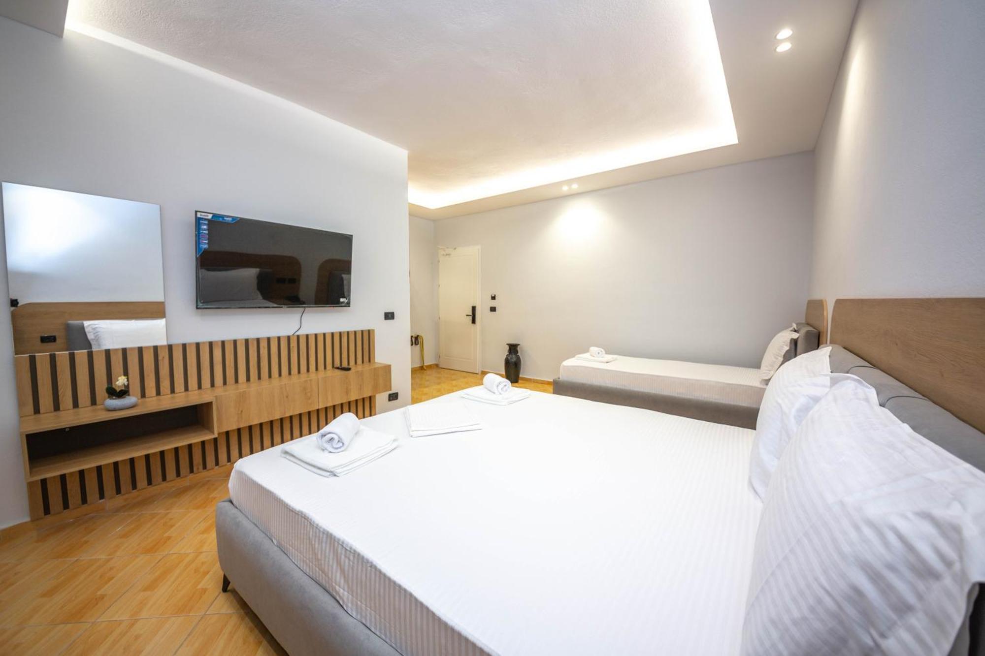 Hotel Sea Breeze Саранда Екстер'єр фото